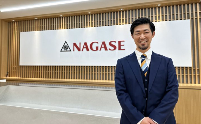 スーツを着た笑顔の男性