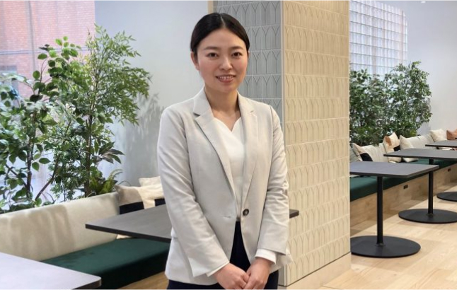 スーツを着た笑顔の女性
