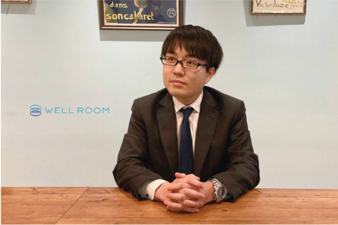 メガネをかけたスーツを着た男性